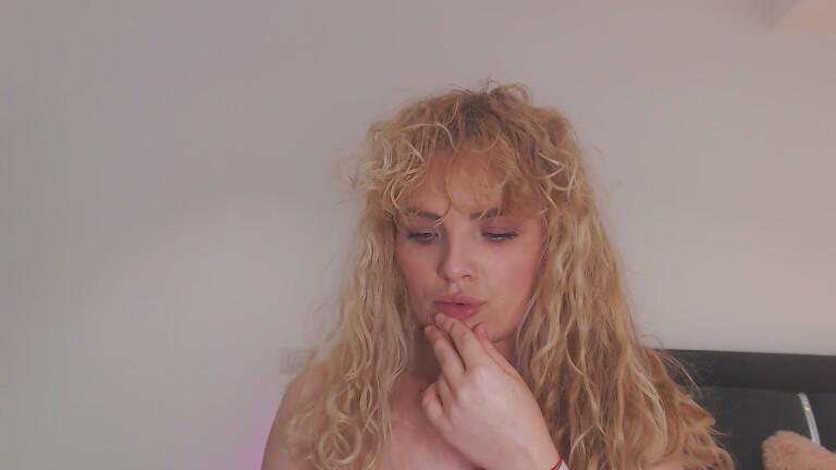 EVYE's Streamate show and profile