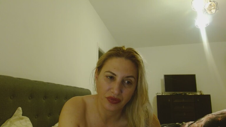 xSORAANA's Streamate show and profile